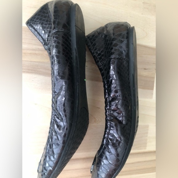 EXCELLENT condition. MICHAEL KORS flats. Brown. - Picture 3 of 6